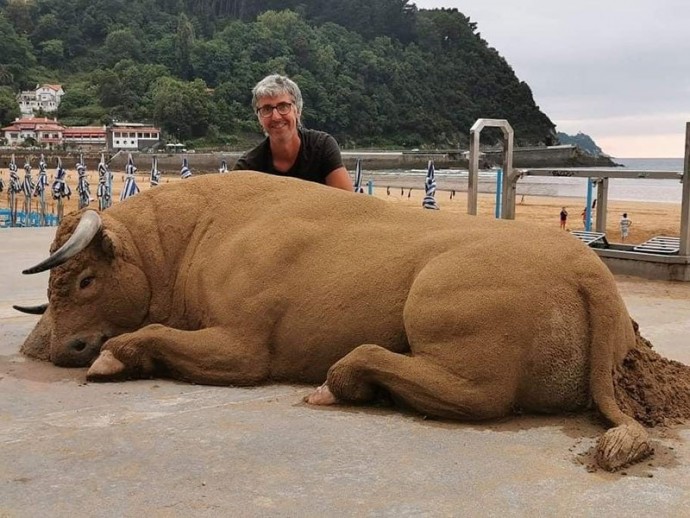 Artist Creates Incredibly Detailed Sand Sculptures That Look Like Real