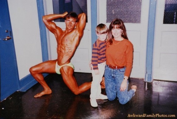 24 Hilariously Awkward Family Photo That Will Make You Cringe. #9 Makes No Sense At All!