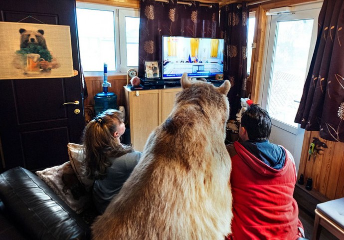 Russian couple lives with adopted bear