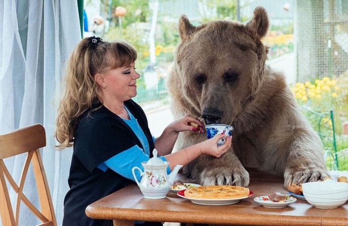 Russian couple lives with adopted bear