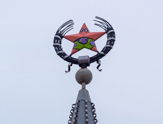 Pranksters Vandalized A Soviet Star In Russia And Turned It Into Patrick From Spongebob