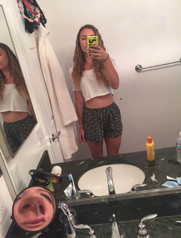 20 People Who Should Have Checked The Background Before Taking A Selfie