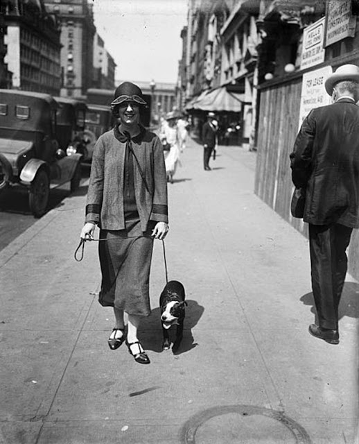 15+ Photos Showing The Amazing Women's Street Style From the 1920s