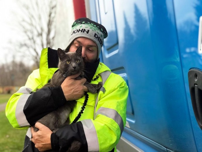 Truck Driver Breaks Down In Tears After Meeting His Lost Travel Buddy-Cat  After 5 Months Of Searching