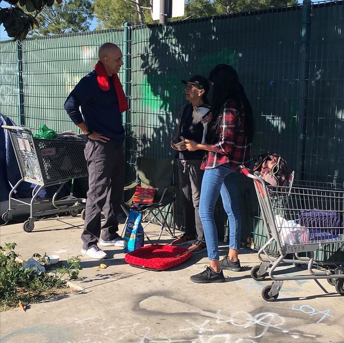 This Veterinarian Is Walking Around California Treating Homeless People S Animals For Free 08